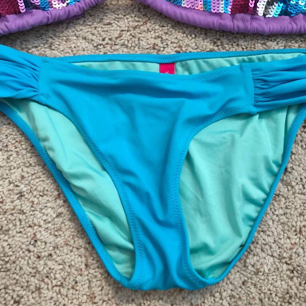 Bikini - Picture 3 of 5